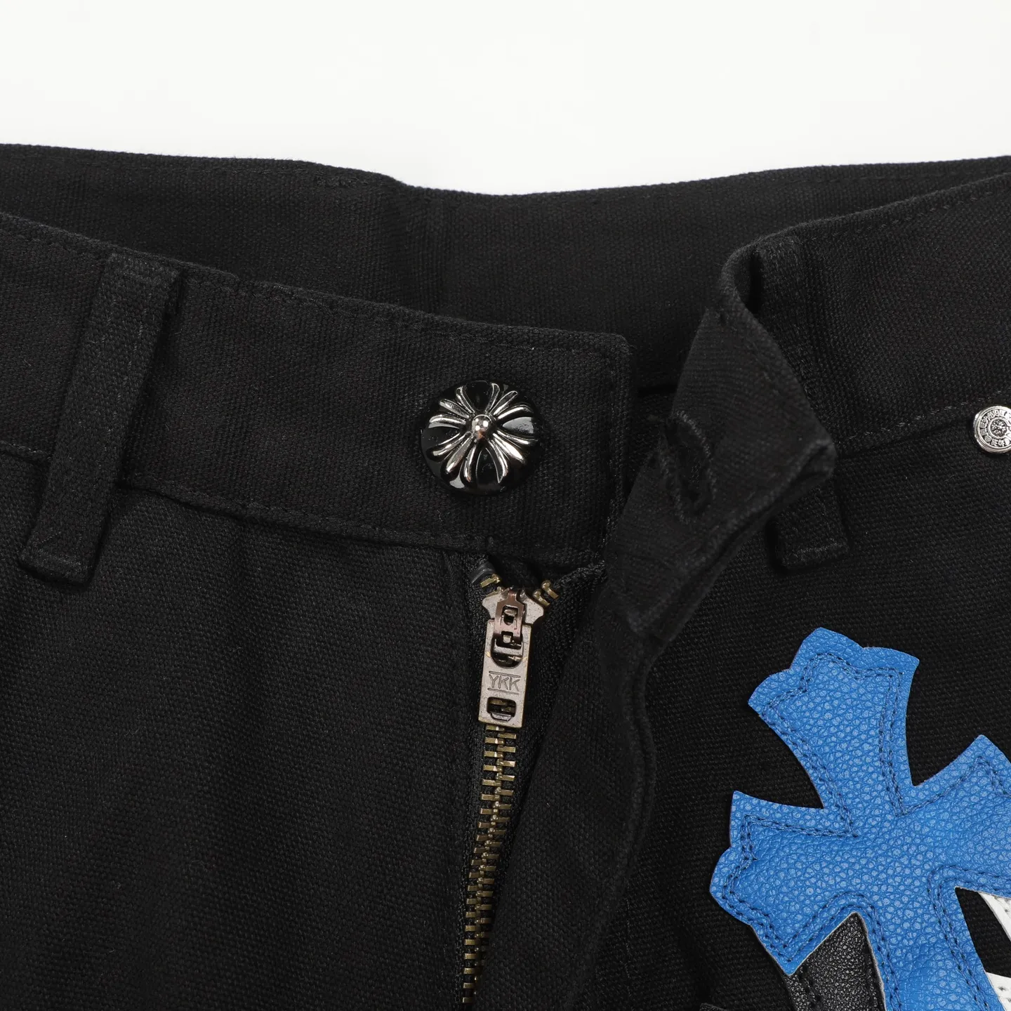 P280 ChromeHearts & ChromeHearts Patent Leather Spliced Blue White Leopard Print Cross Spliced Leather Straight Jeans Ceiling-Level Jeans Hard to Find at the Counter About Zangyin This is an extremely luxurious fashion brand that can also be called the aristocrat of the high street. It has always been an exclusive brand for some hipsters or the rich second generation. Compared with ordinary high streets, it is more luxurious and noble. Compared with luxury brands, it is more fashionable and individual. Top heavy industry fashion design has always been created in the high street luxury style. Speaking of this style, the Zangyin family and the GU family are definitely the leading representative brands. Especially the Zangyin family's creation of high-street style has really reached a state-of-the-art effect. The use of unique washed materials to create this style is already quite eye-catching. It is embellished with pink patchwork cross flowers, which cleverly highlights the brand's charm. Secondly, this style adopts a classic high-waist cut design, which highlights the long legs and fashionable temperament of the upper body. The brand is highly recognizable and the slim fit configuration is more suitable for daily wear. The personality will be fashionable and the specifications can be clearly interpreted. Needless to say, materials and craftsmanship. As an excellent craftsman brand, Zangyin’s requirements for details and craftsmanship are really perfect. The washed color of this model alone has gone through a lot of processes, not to mention the embellishment of denim appliqués. It is also purely handmade and sewn. Just like what they believe in, only handmade things have a soul. Only then does it have the meaning of dressing. A top-notch heavy-duty fashionable denim item. Size: 28/30/32/34/36 Waist: 69/74/79/84/89 Sitting: 97/102/107/112/117 Pants length: 102/104/106/108/110